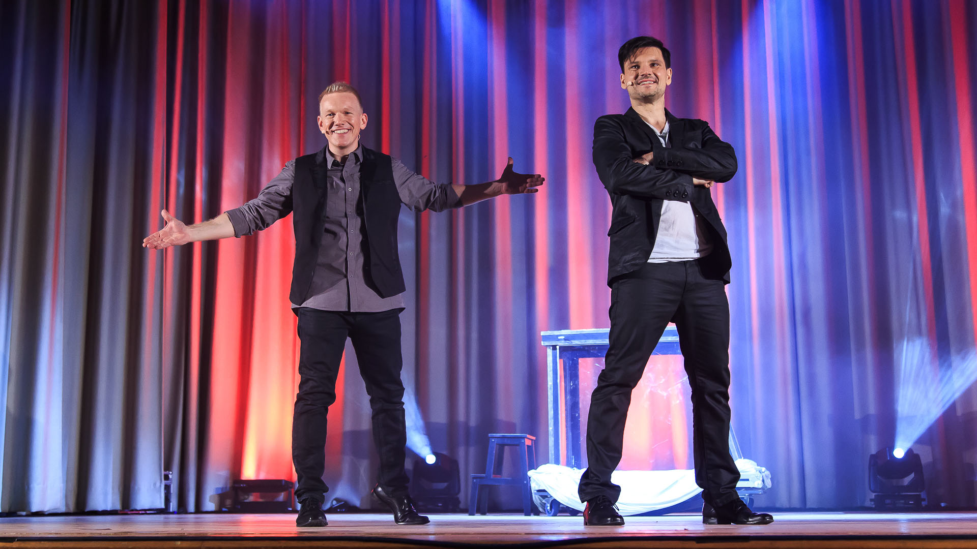 ZAUBERTRIXXER Künstler gemeinsam auf der Bühne bei einer Live-Show