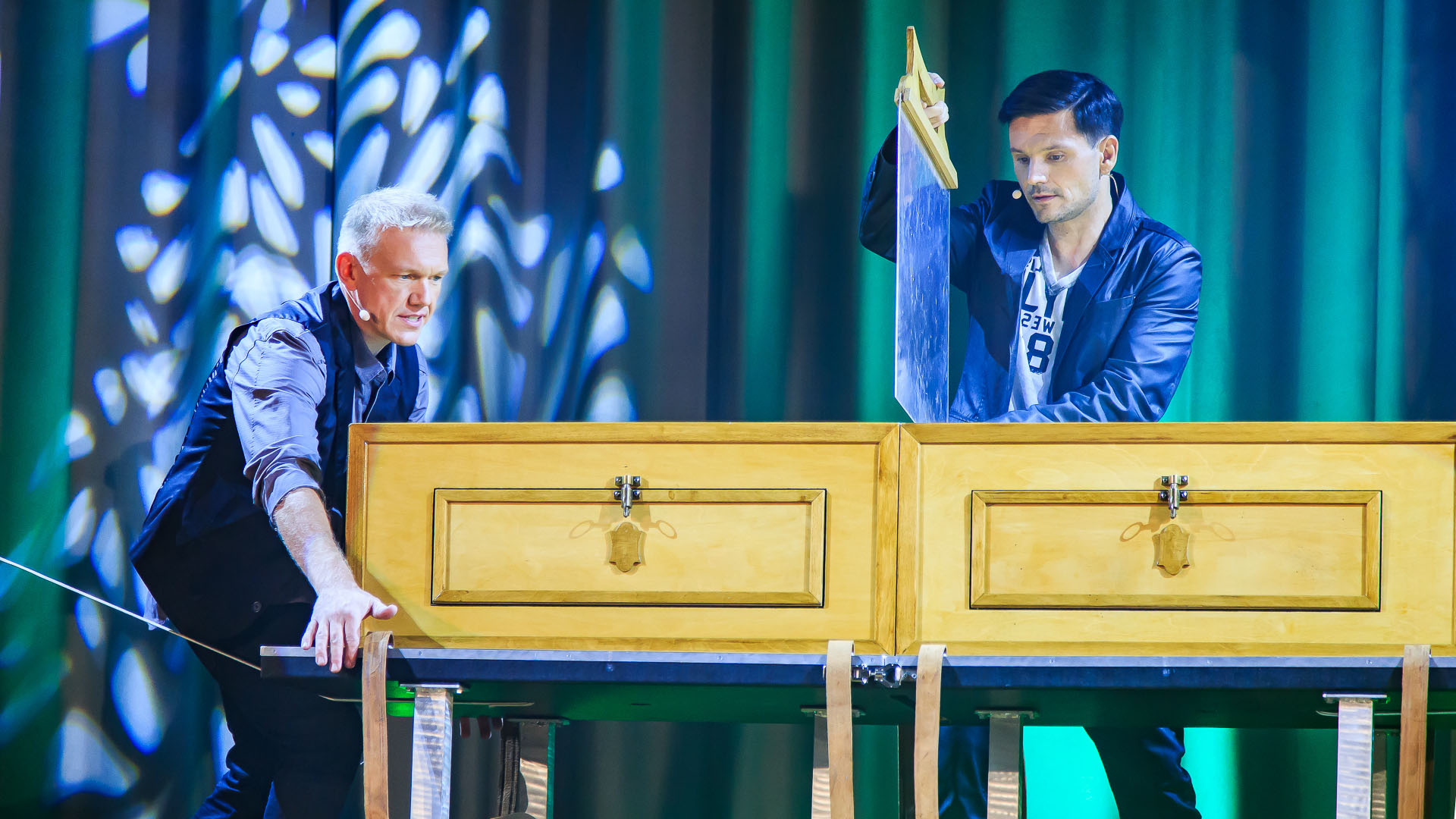 Zaubertrixxer Duo auf der Bühne – große Illusionsshow